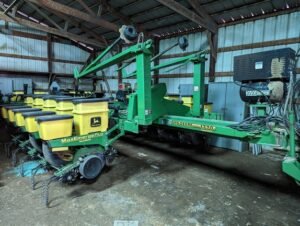 JOHN DEERE 1770 PRECISION PLANTER 16RW30 FRONT FOLD VAC, TILLAGE, CLUTCHES
